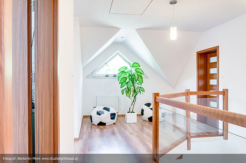 homify Modern Corridor, Hallway and Staircase