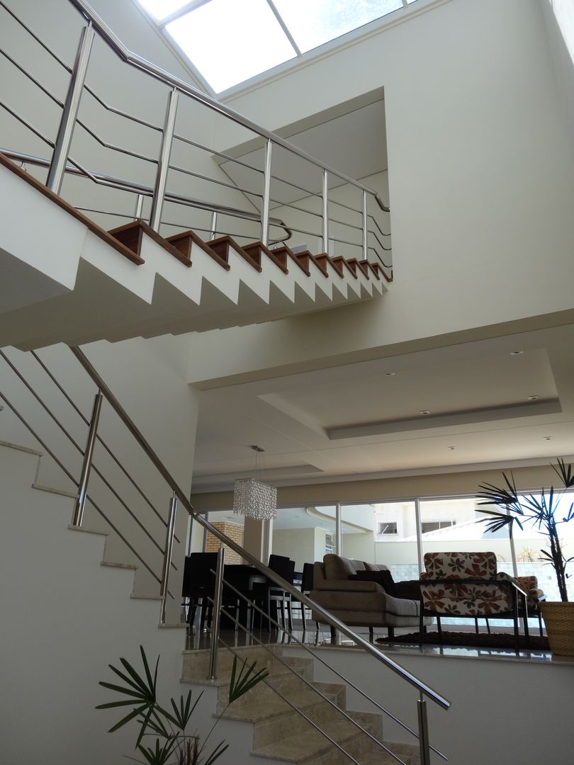 Casa SN, Lozí - Projeto e Obra Lozí - Projeto e Obra Modern corridor, hallway & stairs