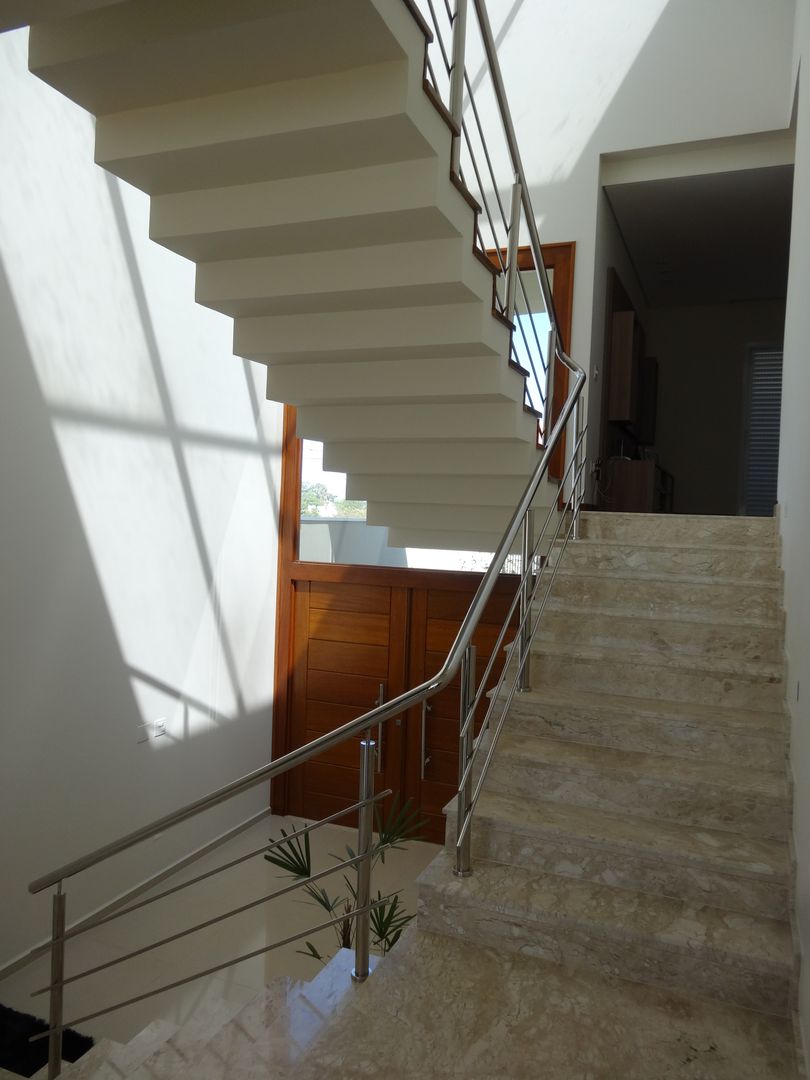 Casa SN, Lozí - Projeto e Obra Lozí - Projeto e Obra Modern corridor, hallway & stairs