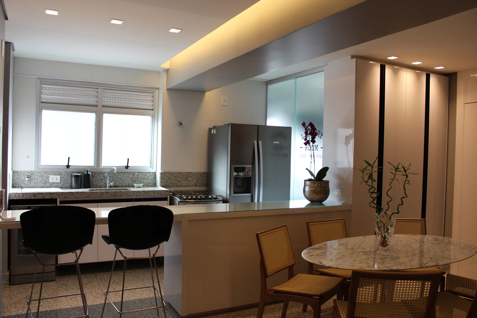 Cozinha Apartamento BA Ocapi Arquitetura Cozinhas modernas Granito Bancada