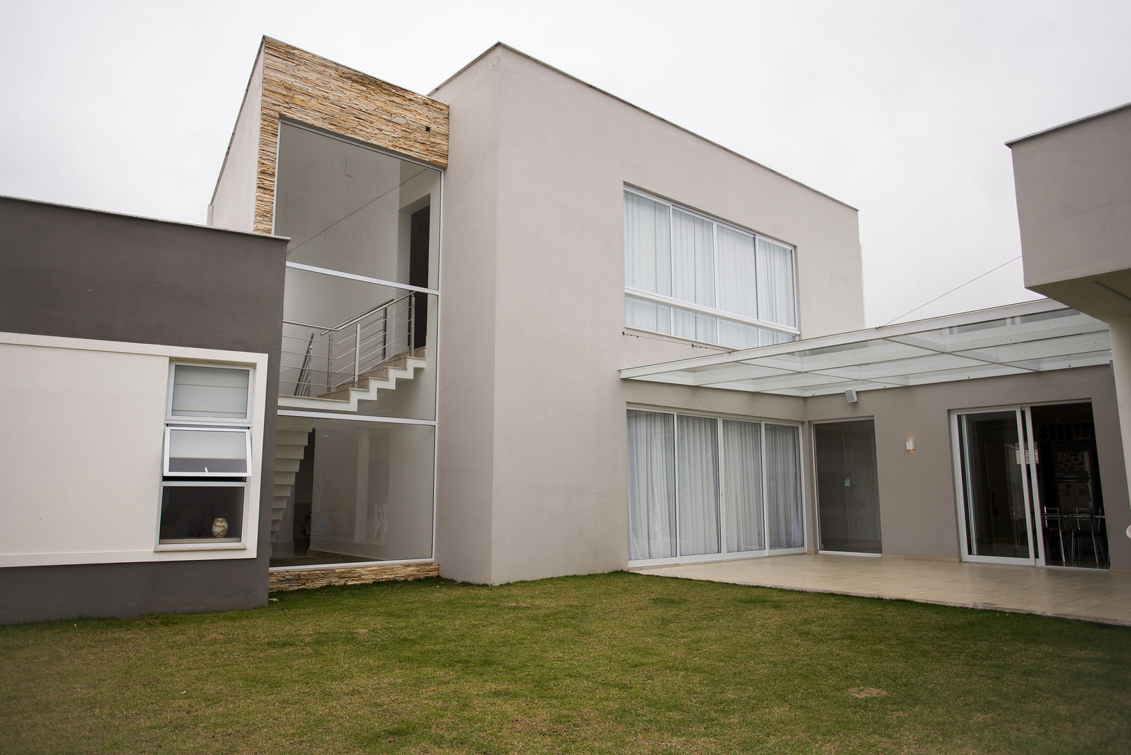 Casa Spina Ville, L2 Arquitetura L2 Arquitetura บ้านและที่อยู่อาศัย คอนกรีต