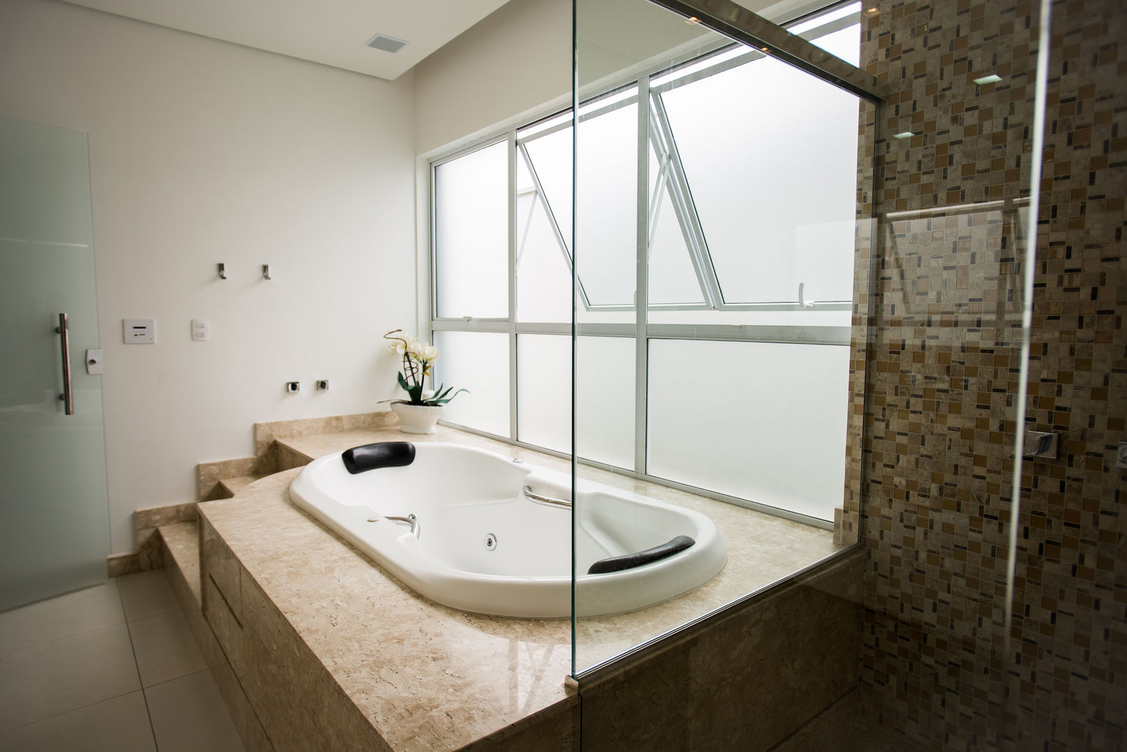 Casa Spina Ville, L2 Arquitetura L2 Arquitetura Modern style bathrooms Marble