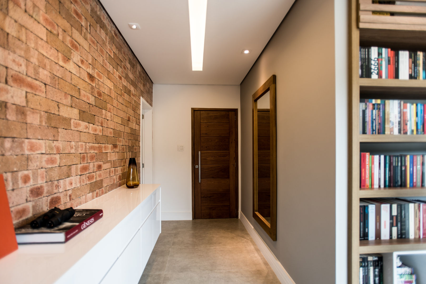 Cobertura Petrópolis, L2 Arquitetura L2 Arquitetura Modern corridor, hallway & stairs Bricks