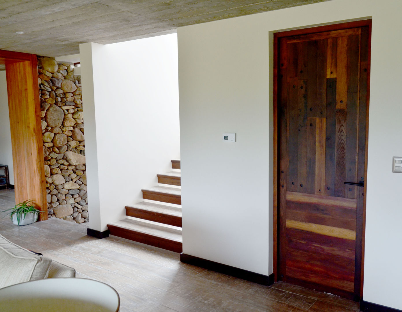 Escalera, piso y puerta interior en base a duelas. Ignisterra S.A. Puertas y ventanas rústicas Madera Acabado en madera