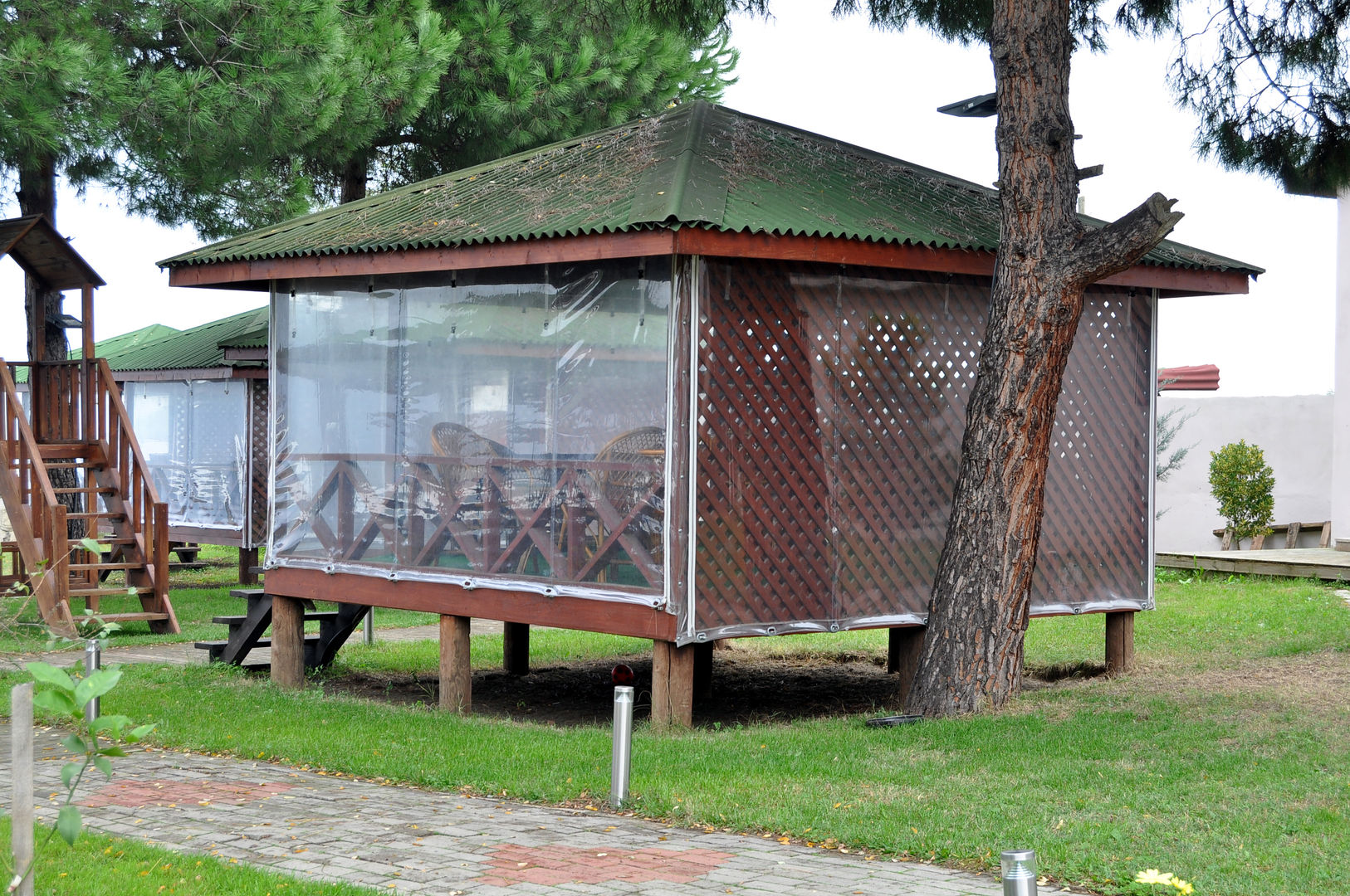 homify Klassischer Garten Holz Holznachbildung Möbel