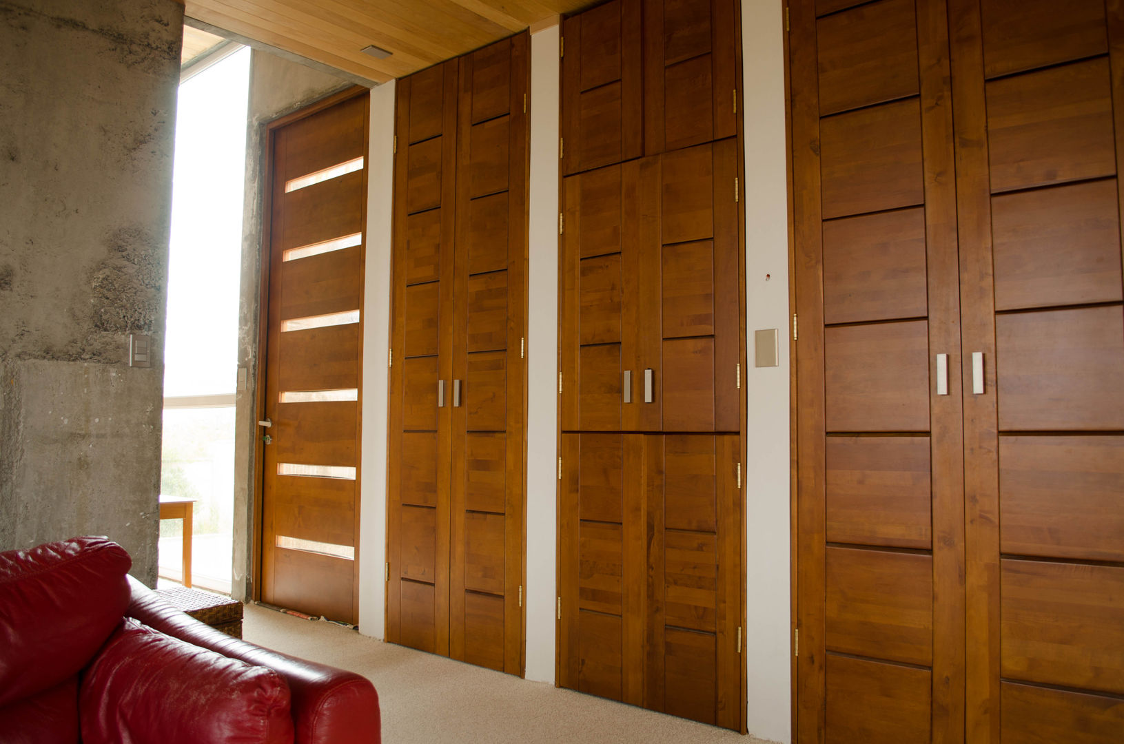 PUERTAS DE MADERA DE LENGA, Ignisterra S.A. Ignisterra S.A. Finestre & Porte in stile moderno Legno Effetto legno