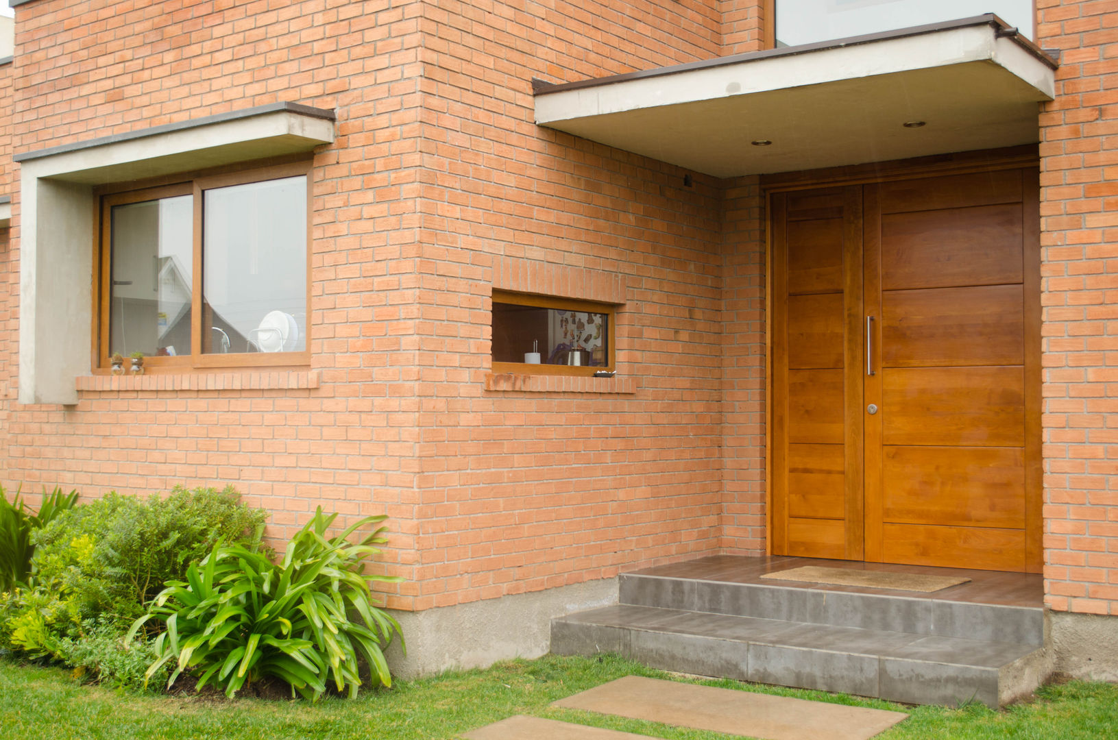 PUERTAS DE MADERA DE LENGA, Ignisterra S.A. Ignisterra S.A. Modern windows & doors Wood Brown