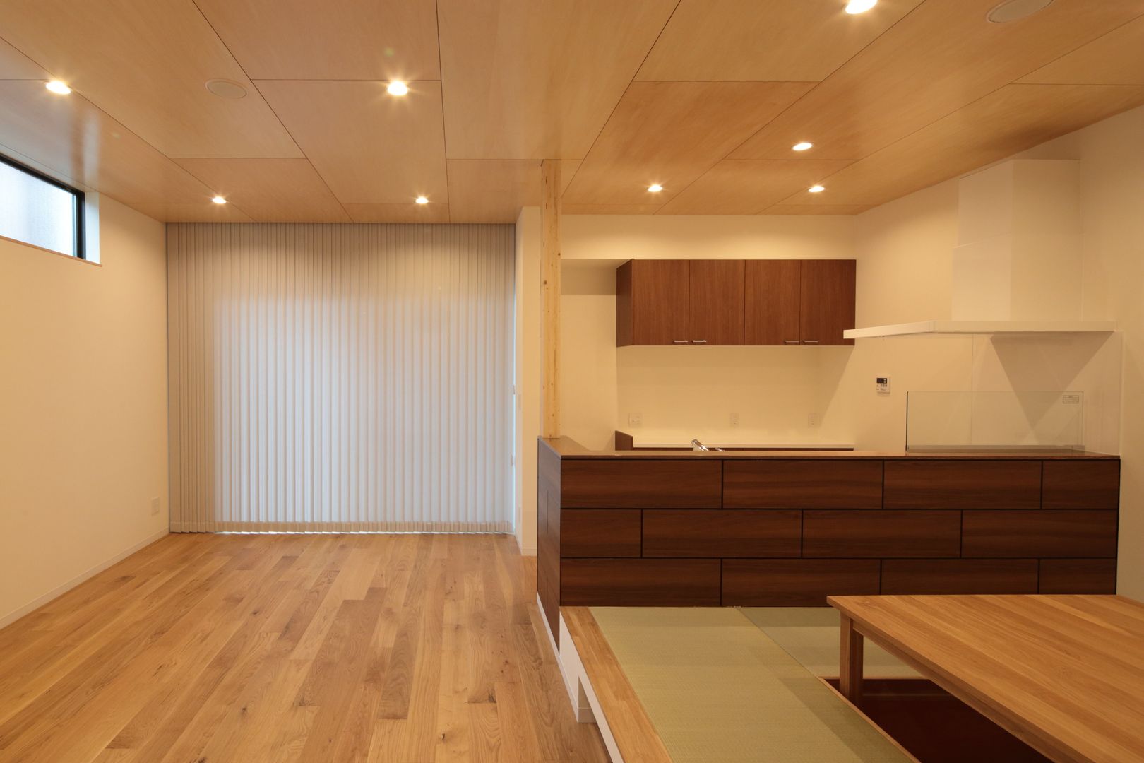 高州の家【HOUSE TAKASU】, Nieda Architects Nieda Architects Salones de estilo moderno Madera Acabado en madera