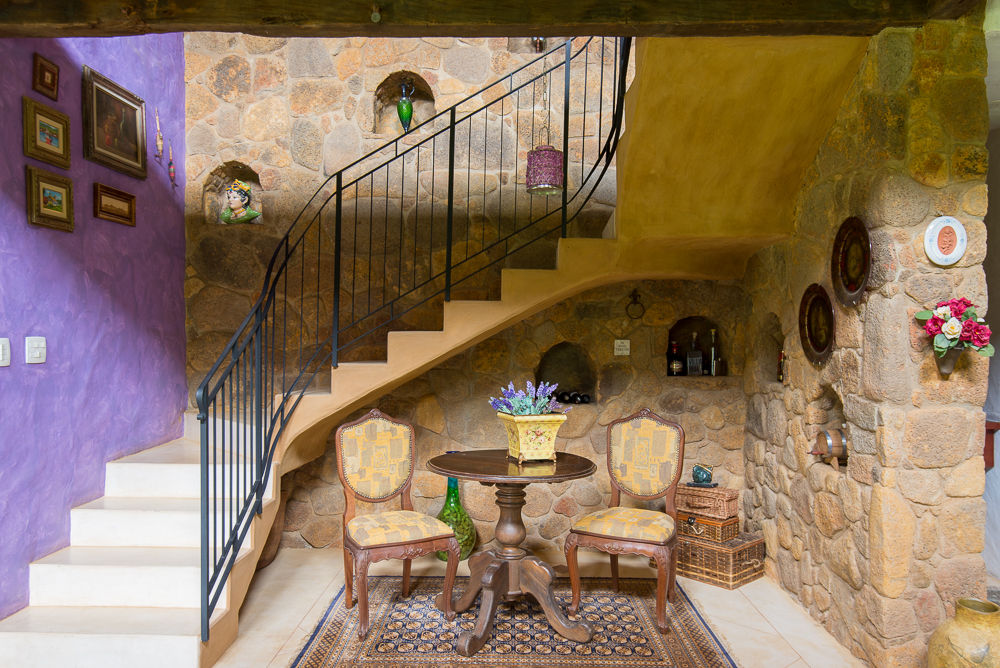 Residencia Villa Bela, Valquiria Leite Arquitetura e Urbanismo Valquiria Leite Arquitetura e Urbanismo Rustic style corridor, hallway & stairs