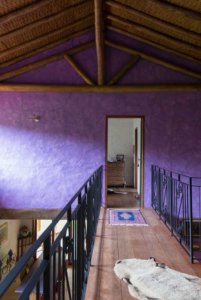 Residencia Villa Bela, Valquiria Leite Arquitetura e Urbanismo Valquiria Leite Arquitetura e Urbanismo Rustic style corridor, hallway & stairs