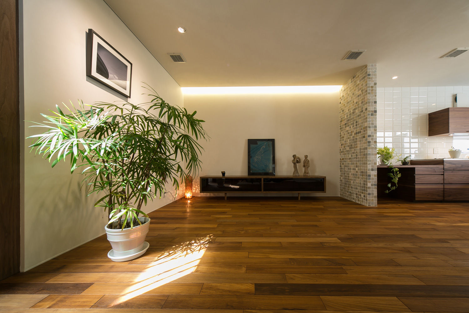 リビング アーキシップス京都 モダンデザインの リビング 木 木目調 フィックス窓、ワンルーム、大空間、断熱性能、空調システム
