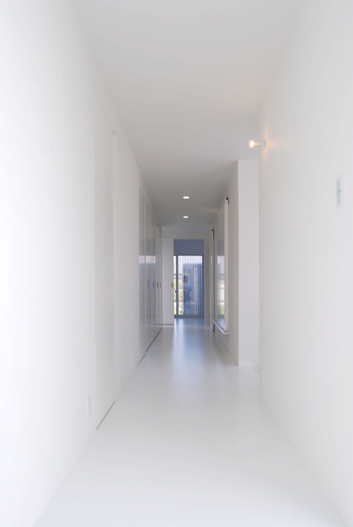 白の家, BDA.T / ボーダレスドロー BDA.T / ボーダレスドロー Modern Corridor, Hallway and Staircase