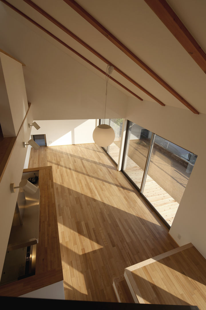 T邸ー屋根窓の家, C-design吉内建築アトリエ C-design吉内建築アトリエ Scandinavische woonkamers