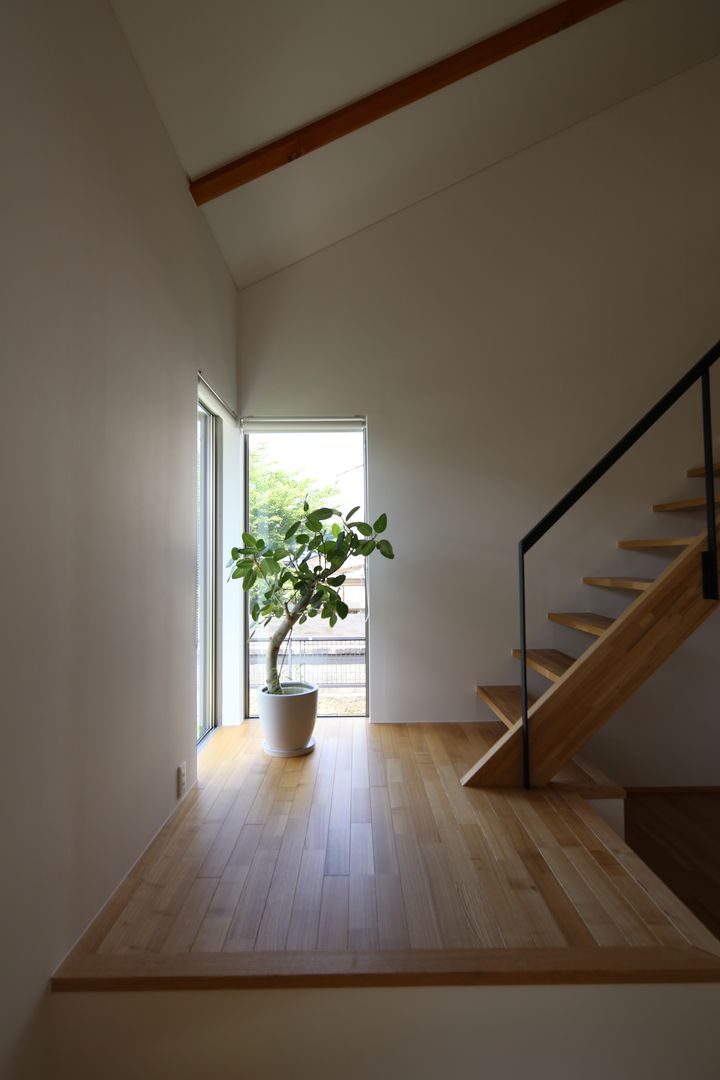 T邸ー屋根窓の家, C-design吉内建築アトリエ C-design吉内建築アトリエ Scandinavian style corridor, hallway& stairs