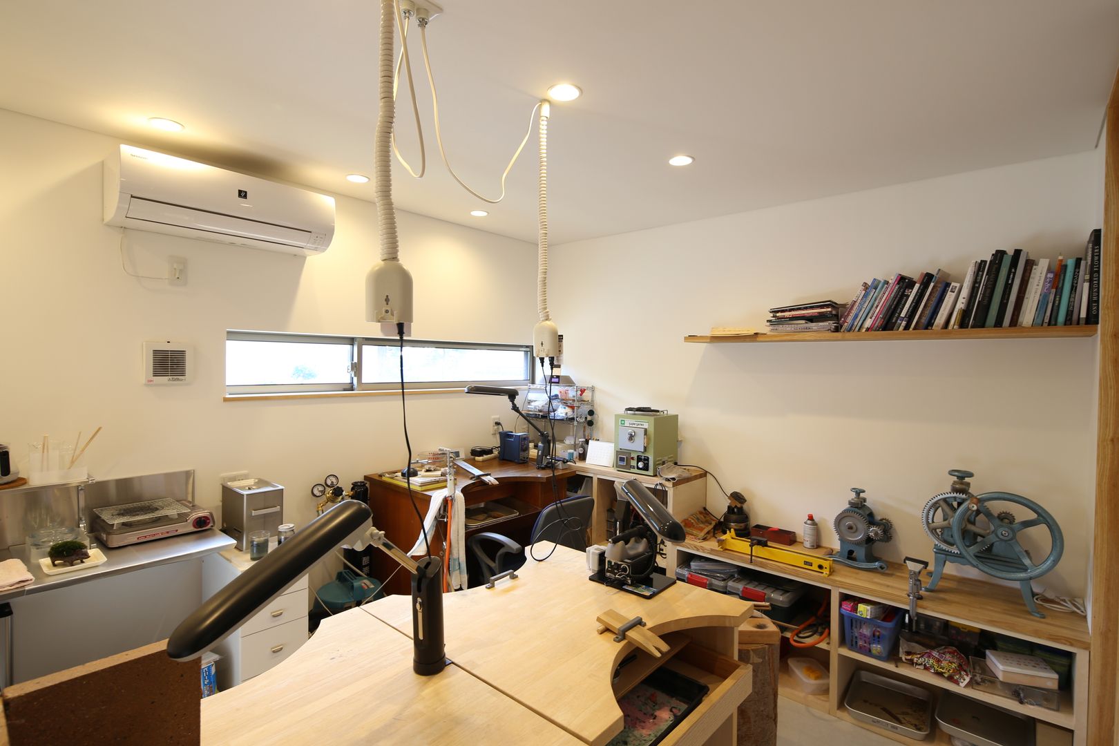 T邸ー屋根窓の家, C-design吉内建築アトリエ C-design吉内建築アトリエ Skandynawskie domowe biuro i gabinet