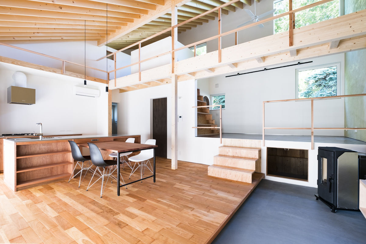 スペース－１（昼景） 一級建築士事務所 Atelier Casa オリジナルな 壁&床 無垢材 多色