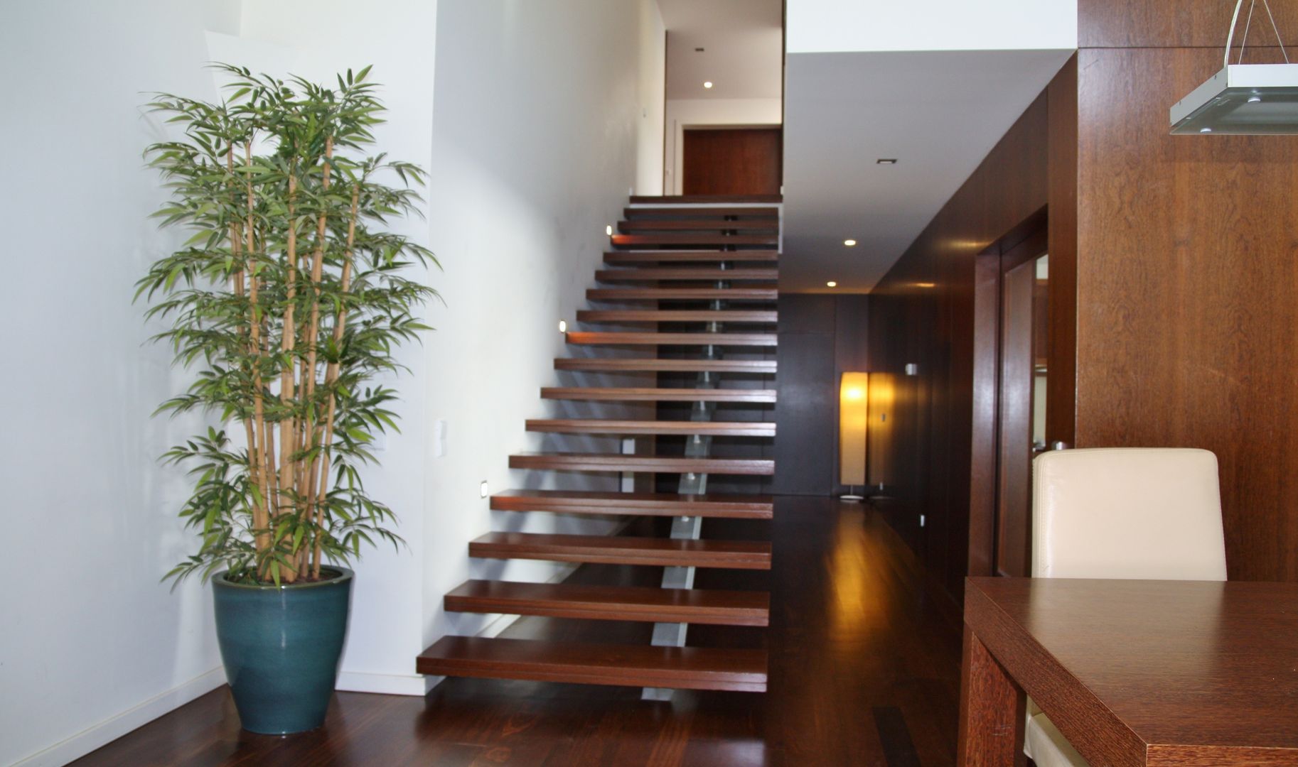 Viana House , Valdemar Coutinho Arquitectos Valdemar Coutinho Arquitectos Modern corridor, hallway & stairs