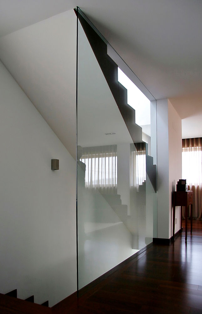 Meadela House | Viana do Castelo, Valdemar Coutinho Arquitectos Valdemar Coutinho Arquitectos Modern corridor, hallway & stairs