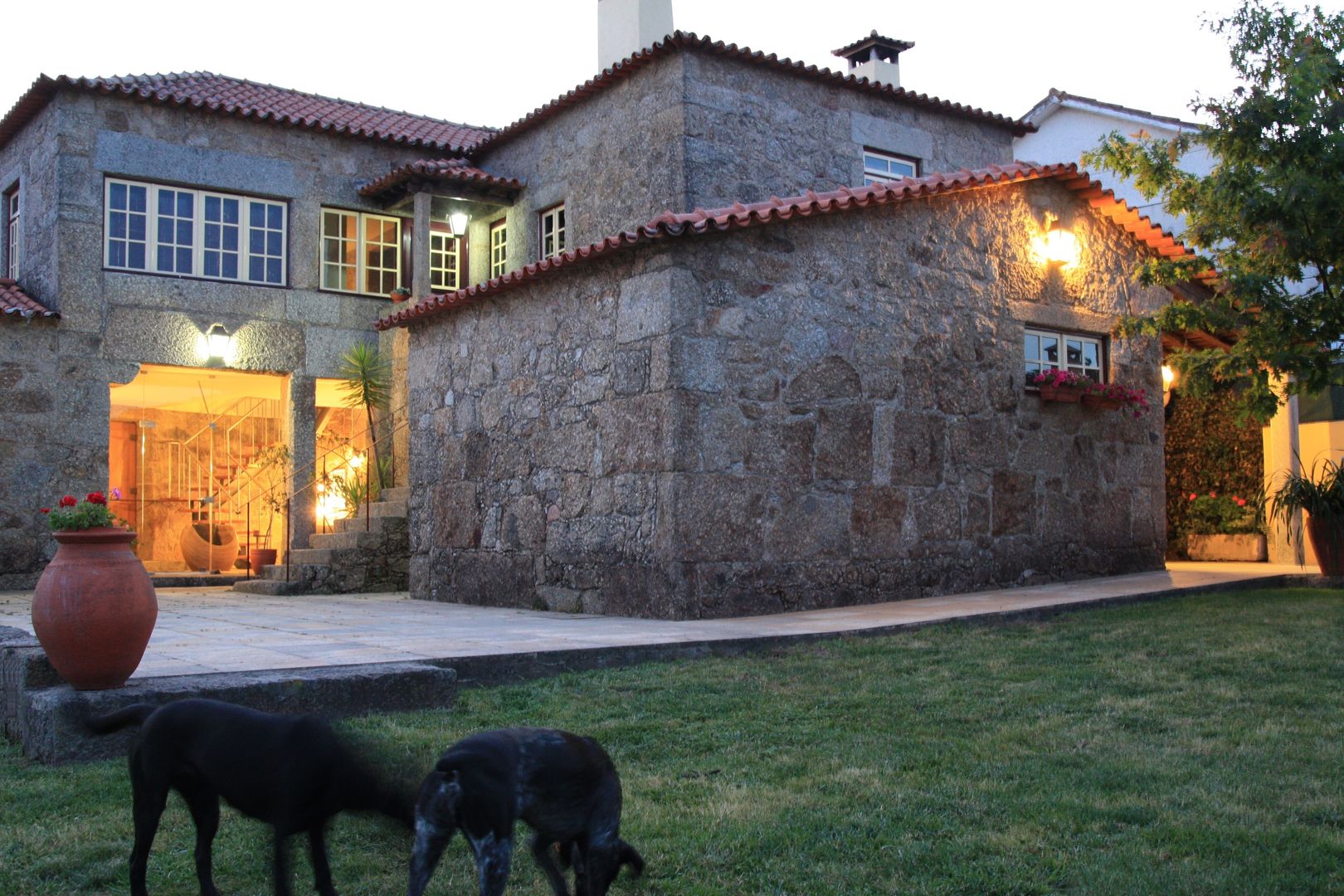 Casa em Famalicão | Reabilitação Urbana, Valdemar Coutinho Arquitectos Valdemar Coutinho Arquitectos บ้านและที่อยู่อาศัย