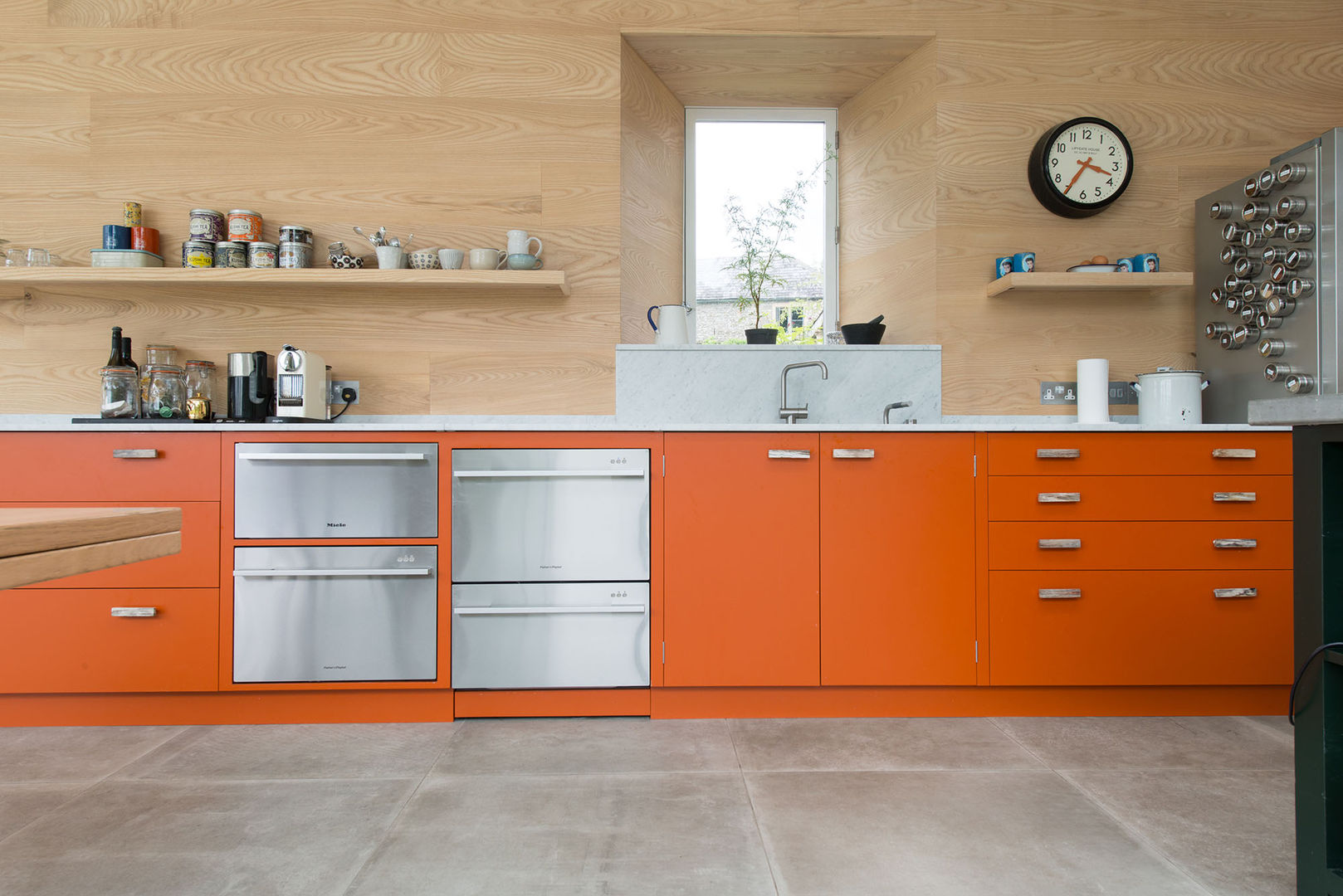 Striking Kitchen Cabinetry Craigie Woodworks モダンな キッチン エンジニアリングウッド 透明 Bright Orange,'