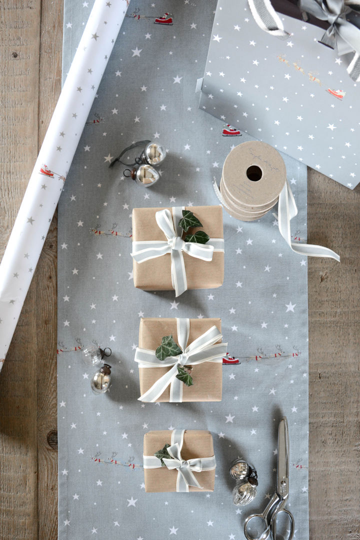 Sophie Allport Starry Night Collection homify Dining room کپاس Red christmas,festive,winter,blue,grey,stars,star,entertaining,accessory,accessories,home,table,runner,wrapping,wrap,gift,festive,winter,blue,grey,stars,star,entertaining,accessory,accessories,home,table,runner,wrapping,wrap,gift,Accessories & decoration
