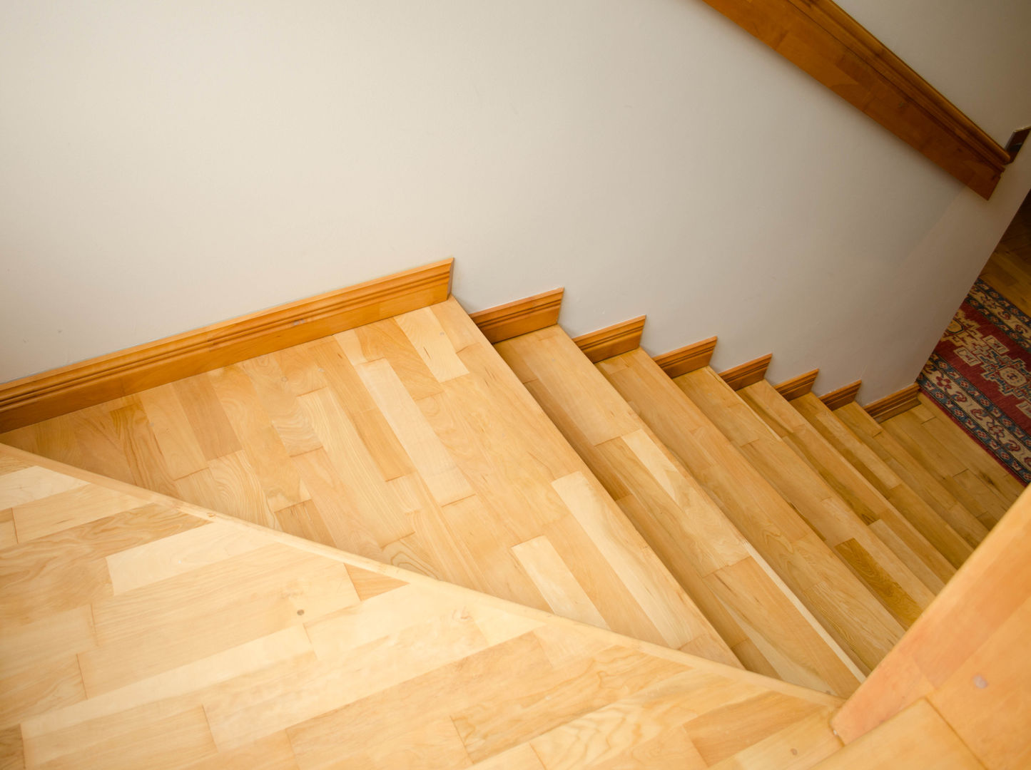 Escalera en madera de Lenga. Ignisterra S.A. Paredes y pisos de estilo rústico Madera Acabado en madera