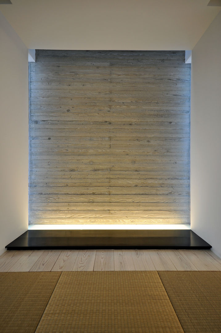 UCHR-HOUSE 門一級建築士事務所 モダンデザインの 多目的室 コンクリート 灰色