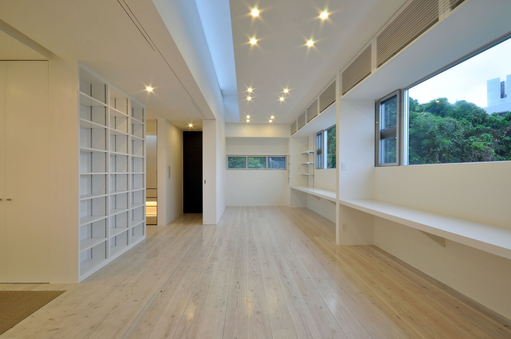 UCHR-HOUSE 門一級建築士事務所 モダンデザインの 子供部屋 木 白色