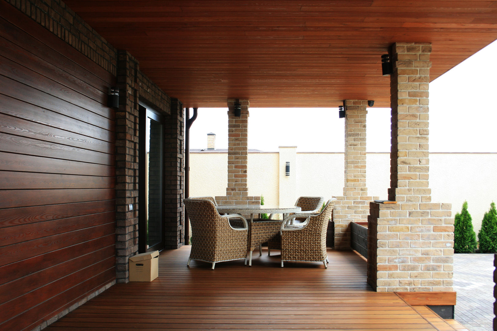 Жилой дом в стиле Фрэнка Ллойда Райта, АРХИФАБРИКА АРХИФАБРИКА Modern balcony, veranda & terrace