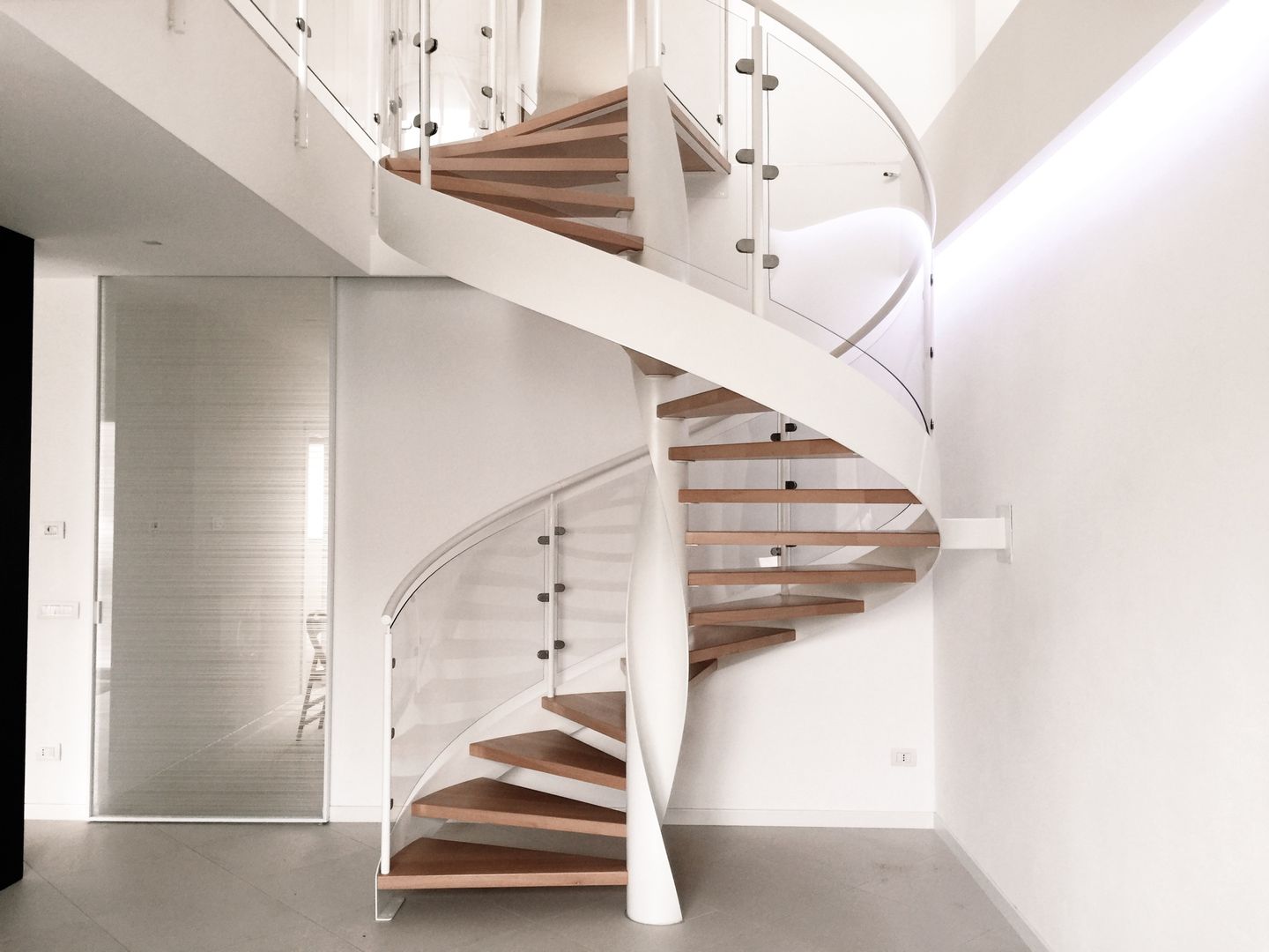 #VLD - ristrutturazione villino, M16 architetti M16 architetti Corredores, halls e escadas modernos