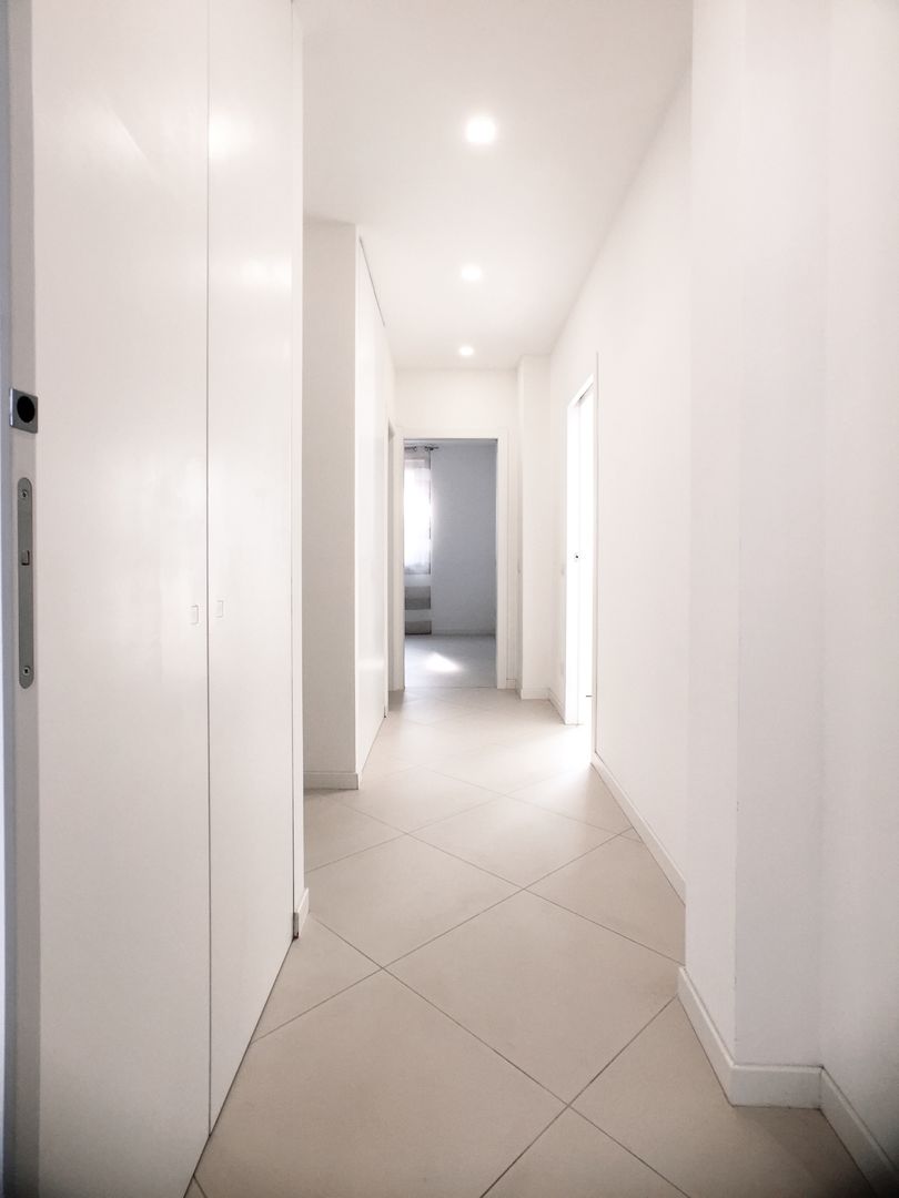 #VLD - ristrutturazione villino, M16 architetti M16 architetti Modern corridor, hallway & stairs