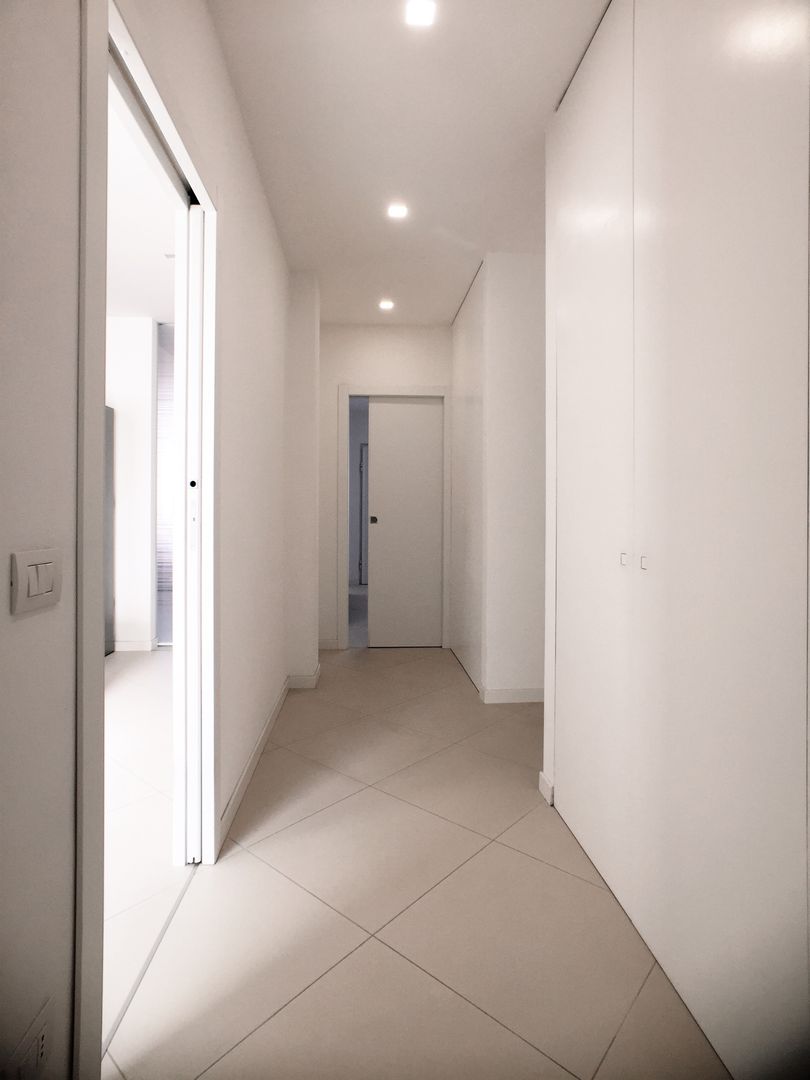 #VLD - ristrutturazione villino, M16 architetti M16 architetti Modern corridor, hallway & stairs