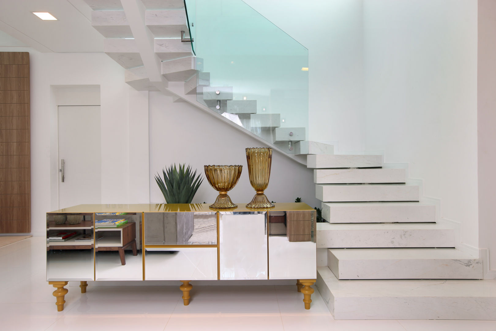 Residencia no Alphaville Fortaleza, Eveline Sampaio Arquiteta e Designer de Interiores Eveline Sampaio Arquiteta e Designer de Interiores Modern corridor, hallway & stairs سنگ مرمر