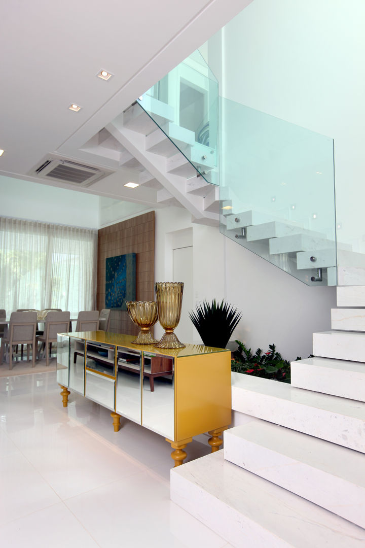 Residencia no Alphaville Fortaleza, Eveline Sampaio Arquiteta e Designer de Interiores Eveline Sampaio Arquiteta e Designer de Interiores Modern corridor, hallway & stairs