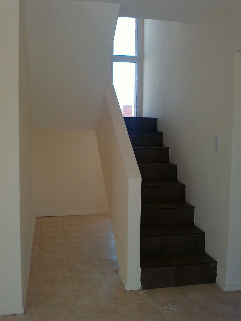 Manantiales, ARQUITECTA CARINA BASSINO ARQUITECTA CARINA BASSINO Modern Corridor, Hallway and Staircase