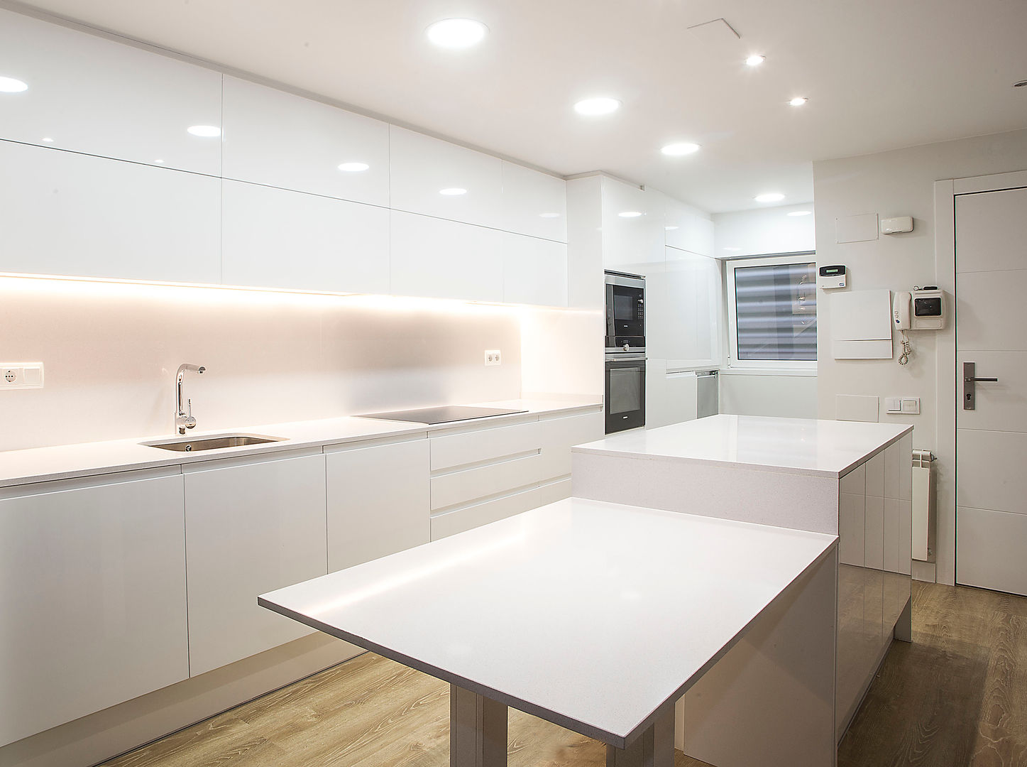 Reforma integral de vivienda en Esplugues de Llobregat, Grupo Inventia Grupo Inventia Modern kitchen Wood-Plastic Composite