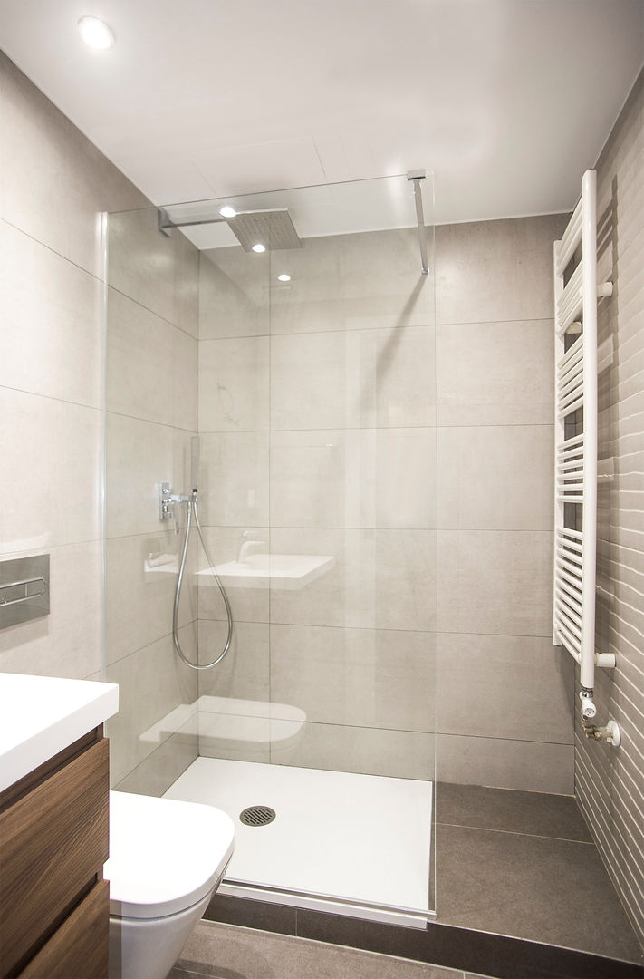 Reforma integral de vivienda en Esplugues de Llobregat, Grupo Inventia Grupo Inventia Modern bathroom Tiles