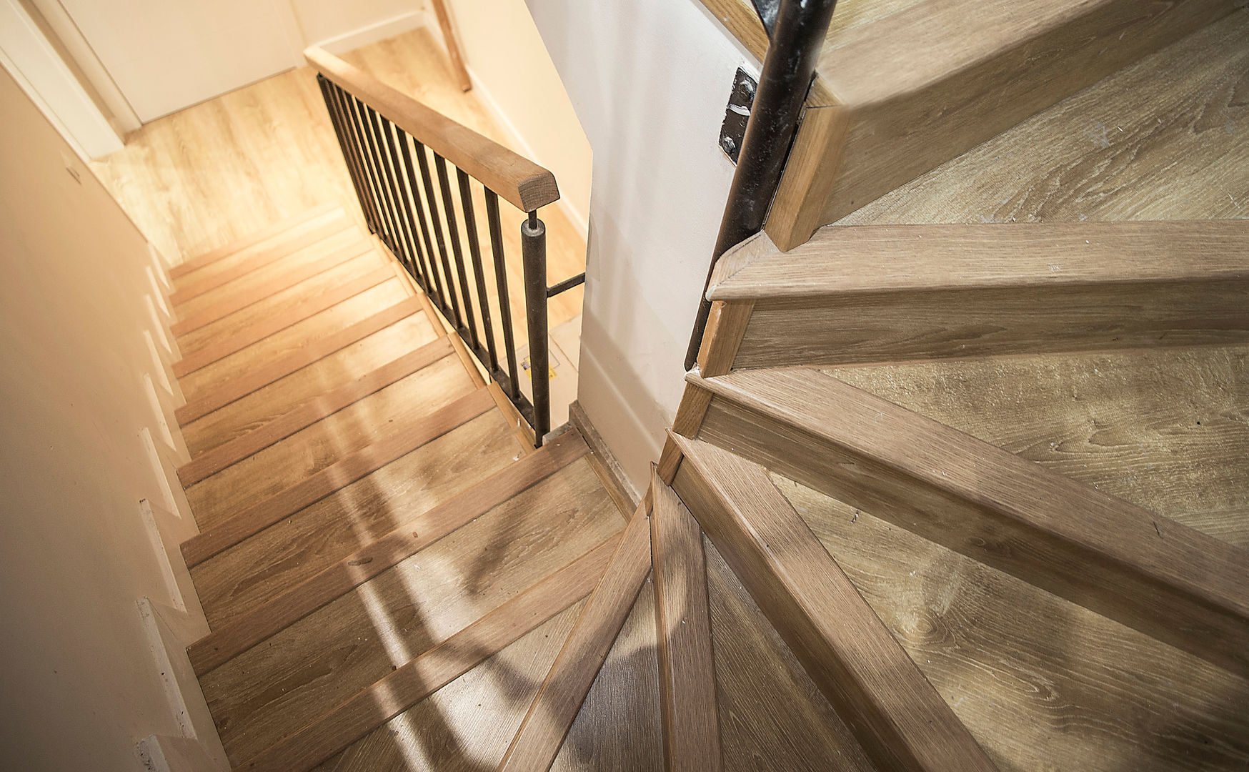 Reforma integral de vivienda en Esplugues de Llobregat, Grupo Inventia Grupo Inventia Modern corridor, hallway & stairs Wood Wood effect