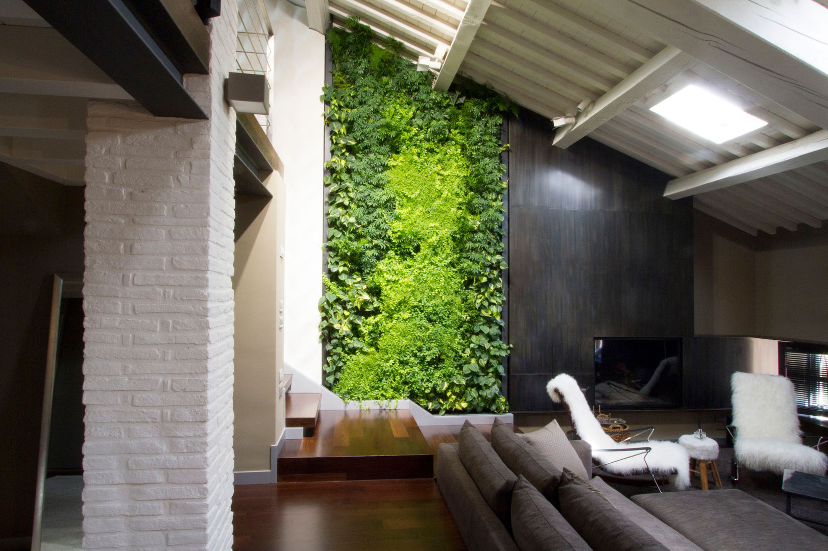 Giardino verticale Sundar Italia in moderno loft homify Soggiorno moderno giardino verticale,vertical garden,design,loft,appartamento,verde,green