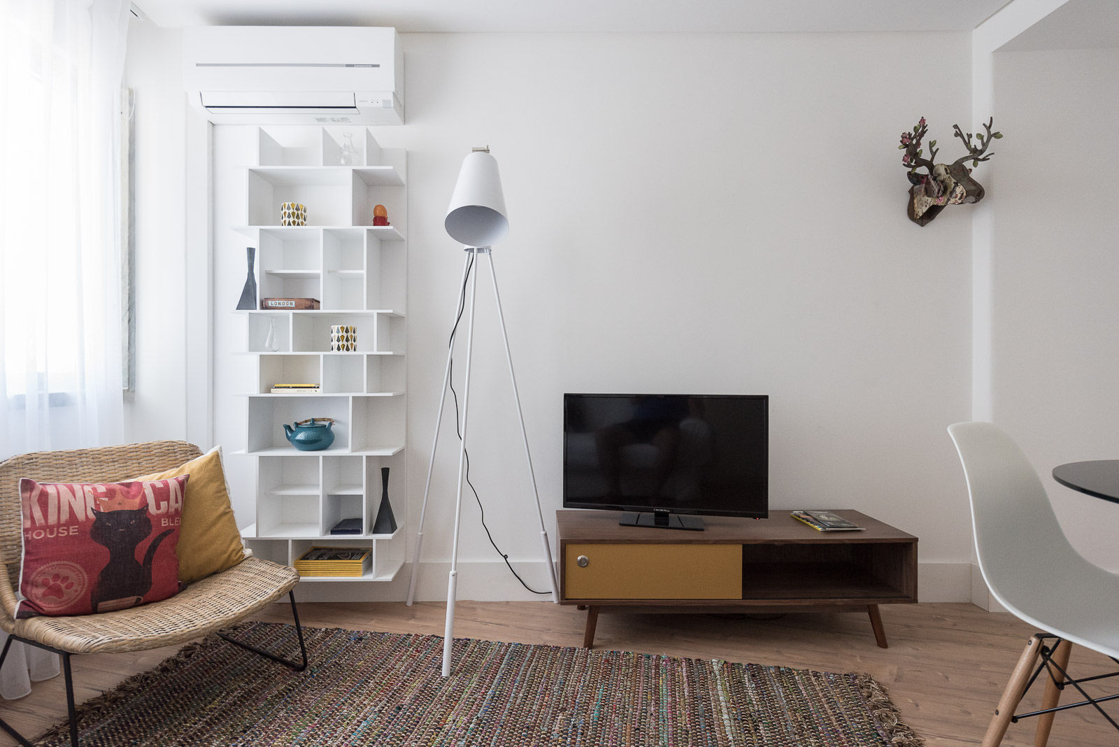 REMODELAÇÃO_APARTAMENTO AJUDA | Lisboa | PT, OW ARQUITECTOS lda | simplicity works OW ARQUITECTOS lda | simplicity works Soggiorno minimalista Legno Effetto legno Scaffali