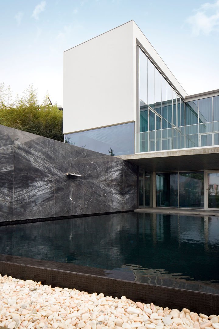 Villa Estoril, GAVINHO Architecture & Interiors GAVINHO Architecture & Interiors Modern pool Stone
