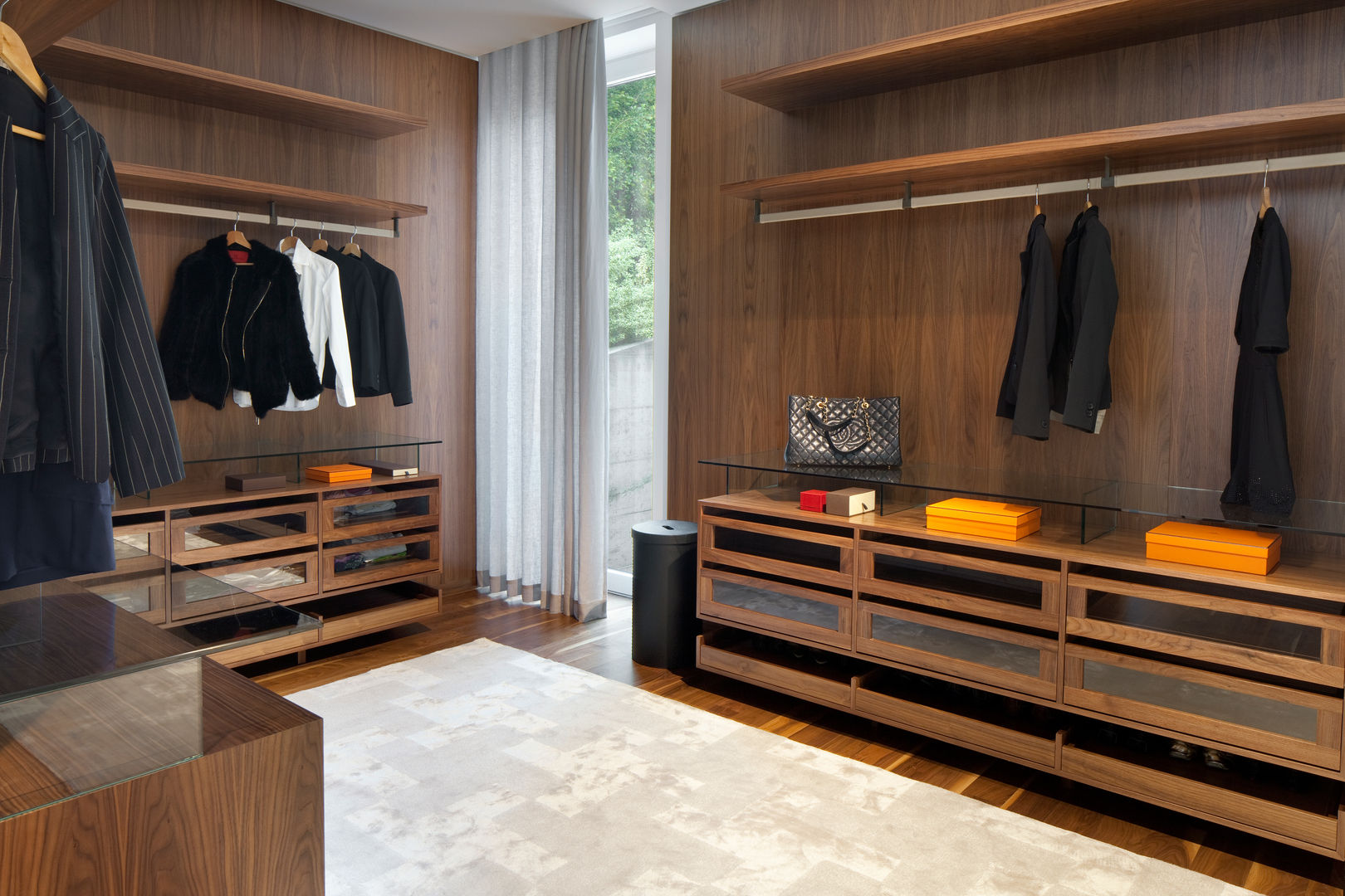 Villa Estoril, GAVINHO Architecture & Interiors GAVINHO Architecture & Interiors Modern dressing room Wood Wood effect Wardrobes & drawers