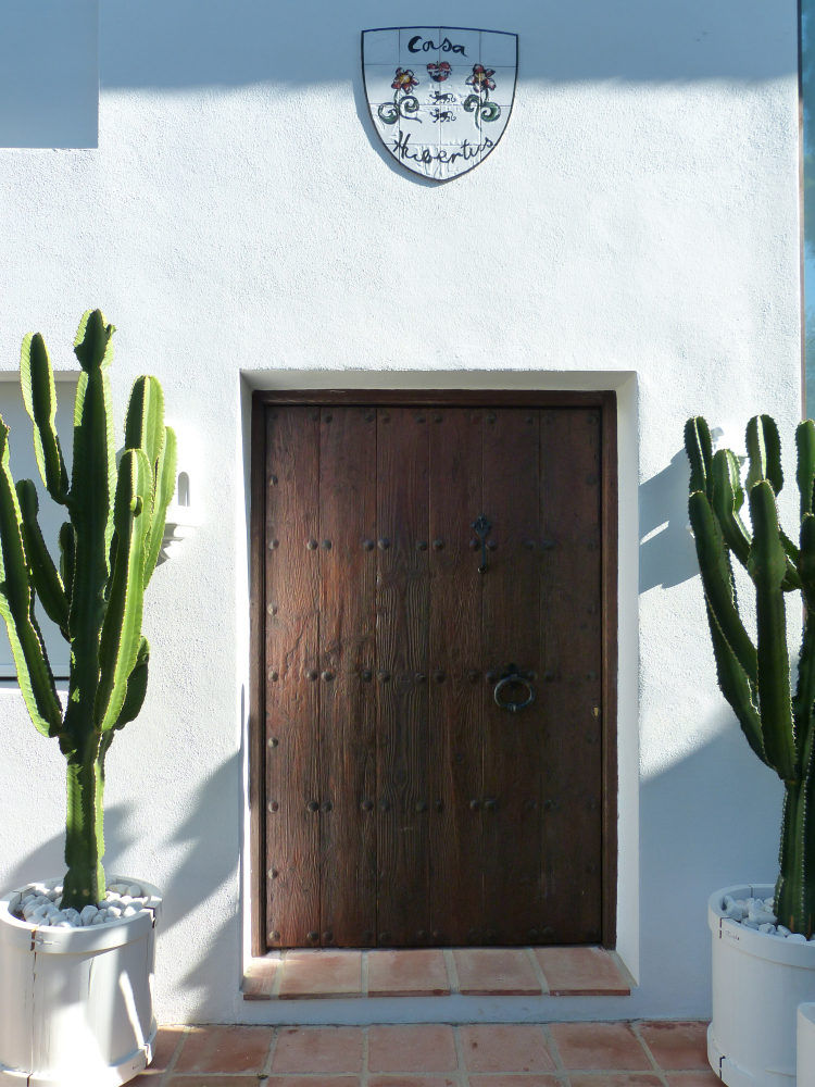 homify Wooden doors