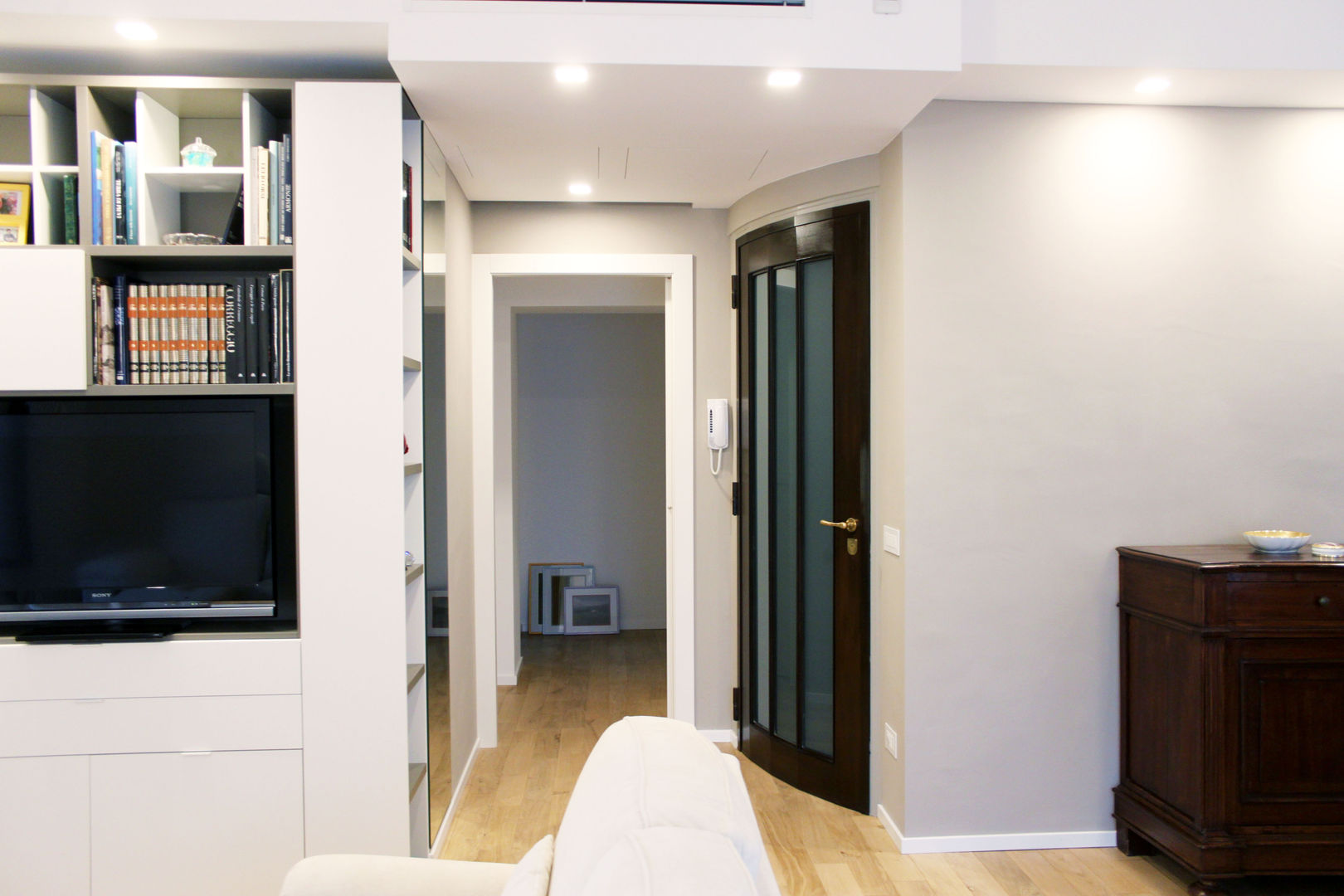Relooking appartamento datato, SuMisura SuMisura Ingresso, Corridoio & Scale in stile moderno