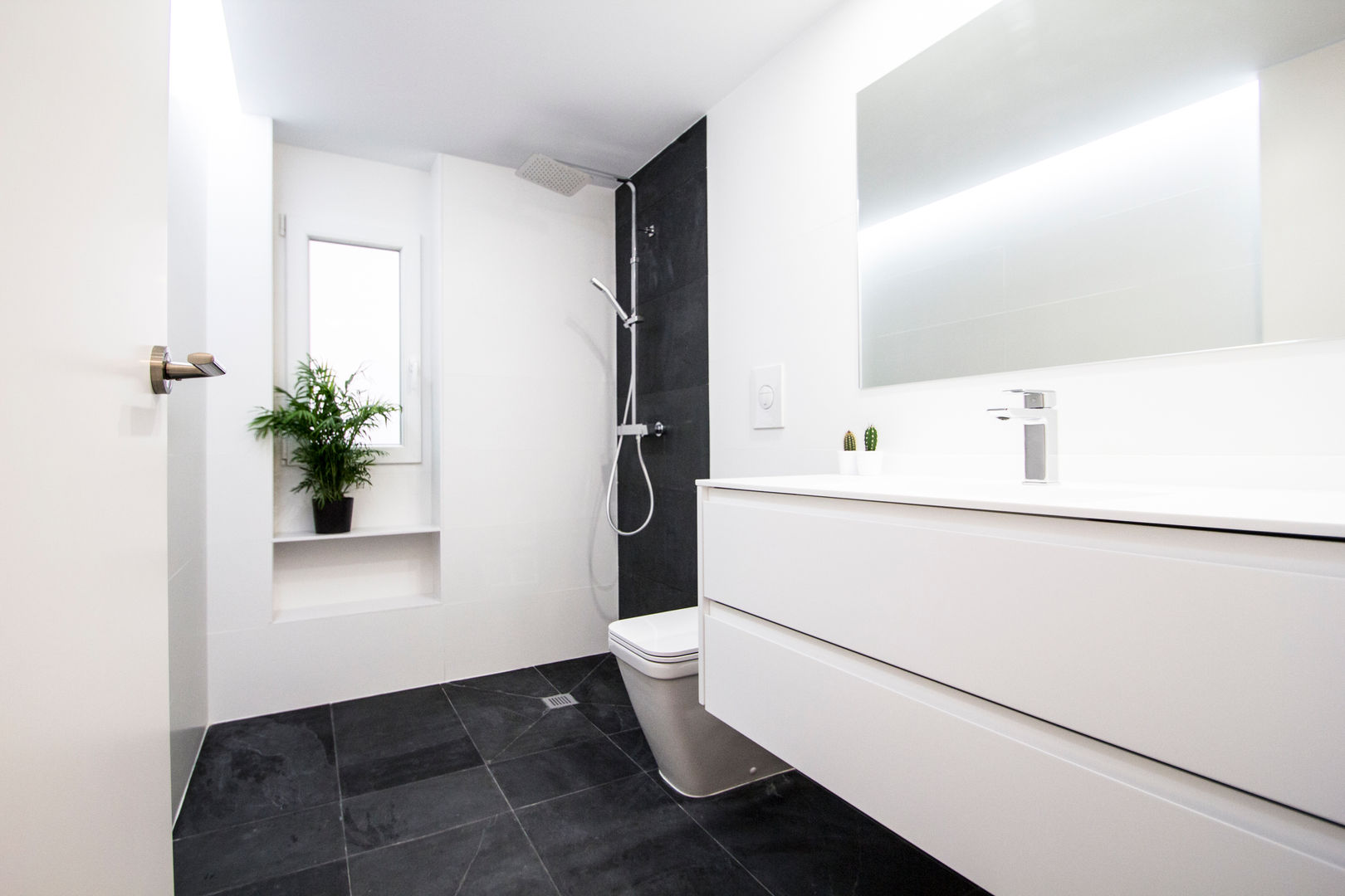 Baño de pizarra DonateCaballero Arquitectos Baños de estilo minimalista baño,pizarra negra