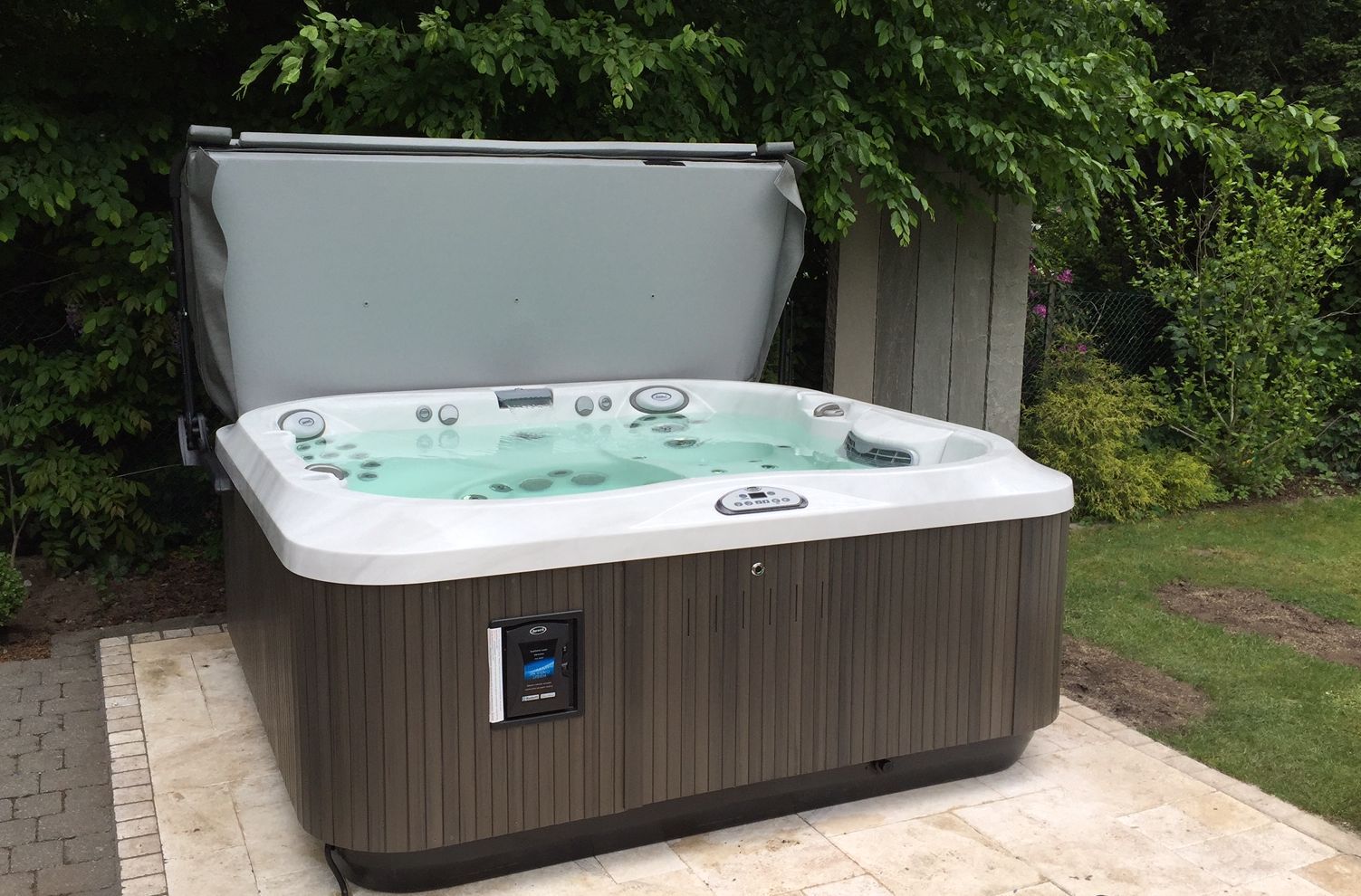 Jacuzzi Whirlpool, b-cube GmbH b-cube GmbH モダンスタイルの プール