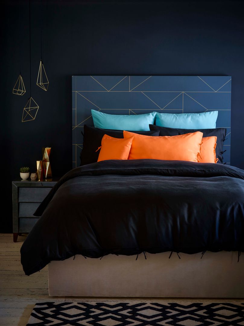 Fiesta Black silk bed linen homify Dormitorios de estilo clásico Seda Amarillo Textiles
