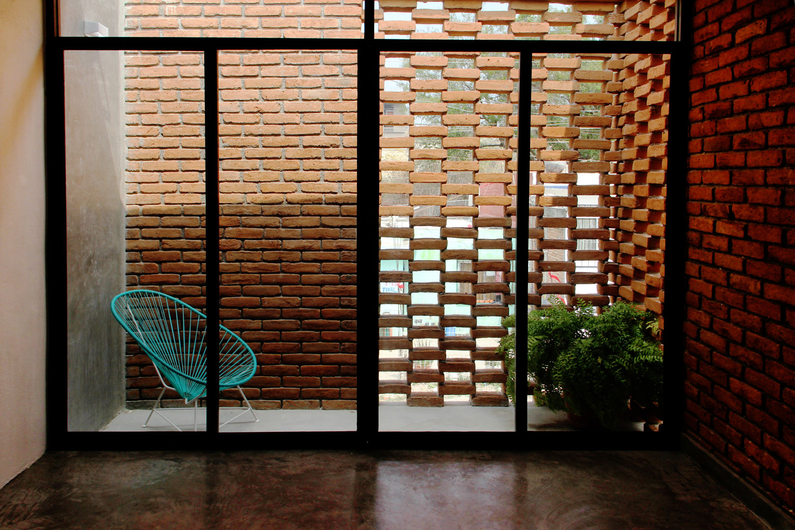 Casa Tadeo, Apaloosa Estudio de Arquitectura y Diseño Apaloosa Estudio de Arquitectura y Diseño Colonial style balcony, porch & terrace