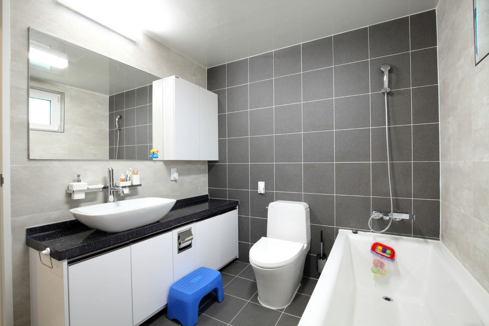 A Haus, 춘건축 춘건축 現代浴室設計點子、靈感&圖片