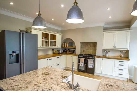 Extension, Loft Conversion & Complete Refurbishment – Kingston, Cube Lofts Cube Lofts Modern kitchen